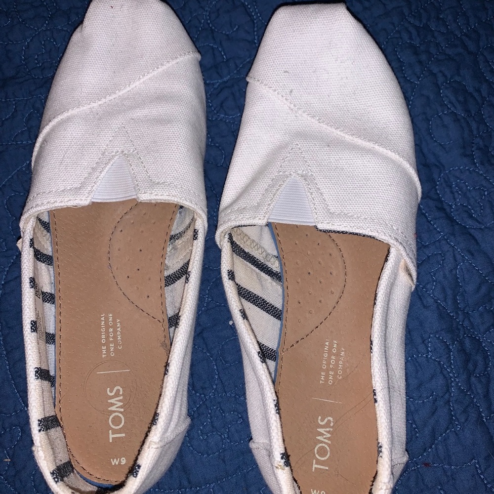 Almost like new white toms size 9